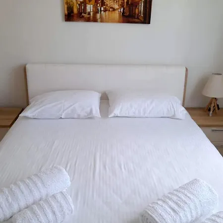 Kb5 - - 1st Floor Apartment *